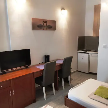 Studio Apartments شقة *